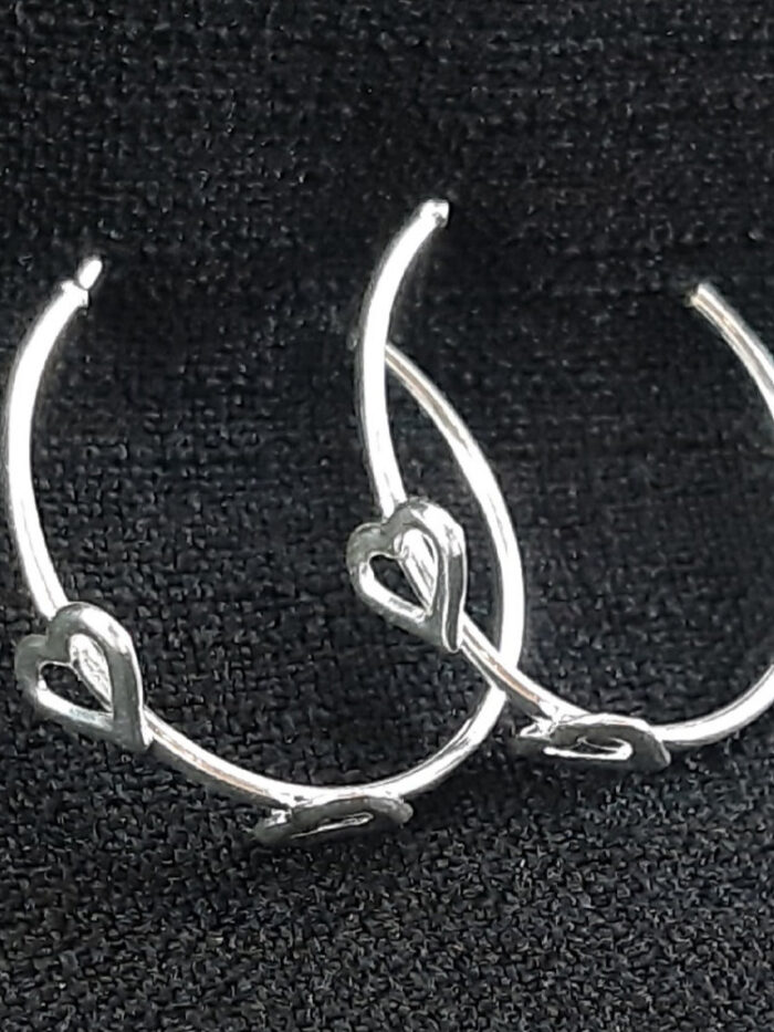 Argola fio liso com coração duplo vazado