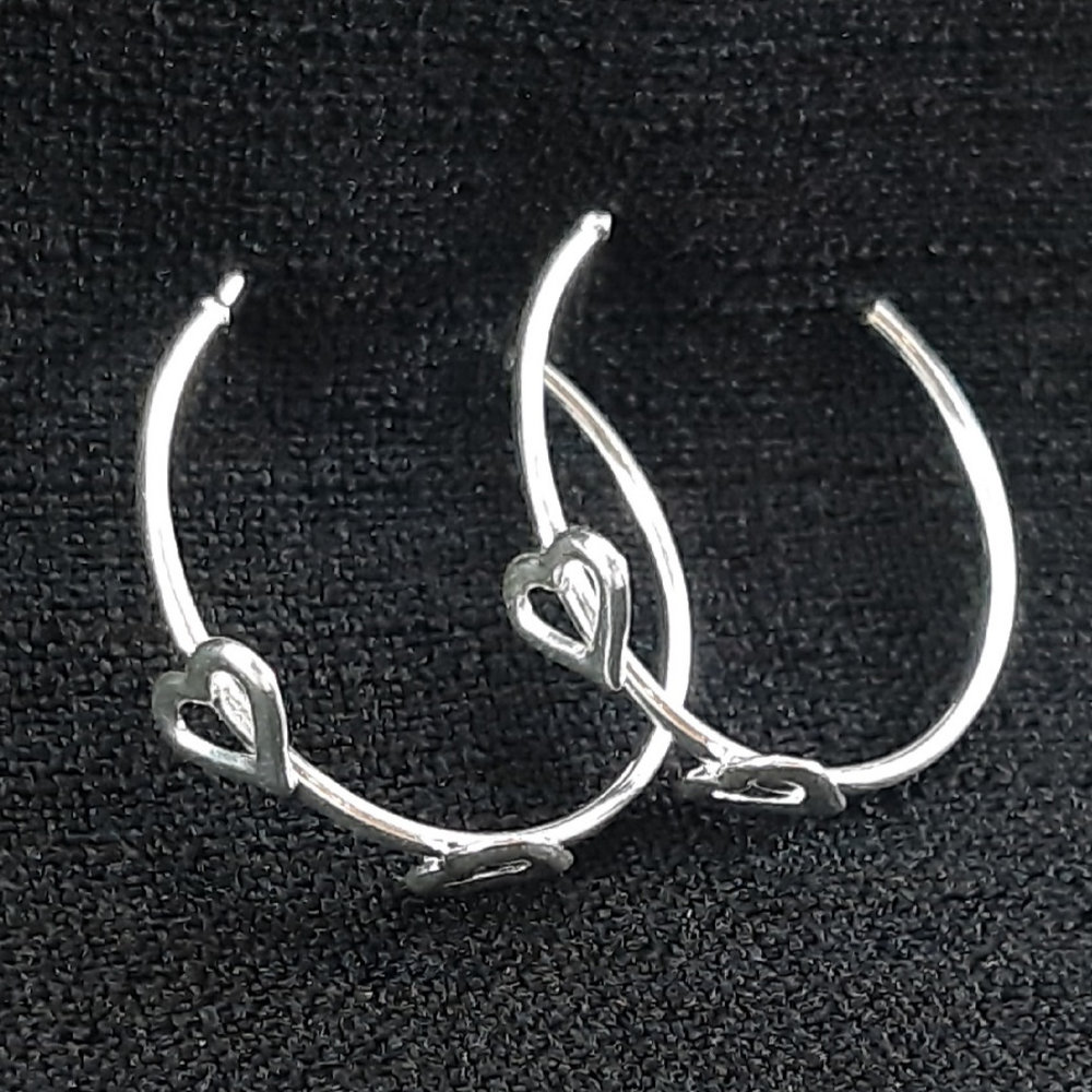 Argola fio liso com coração duplo vazado