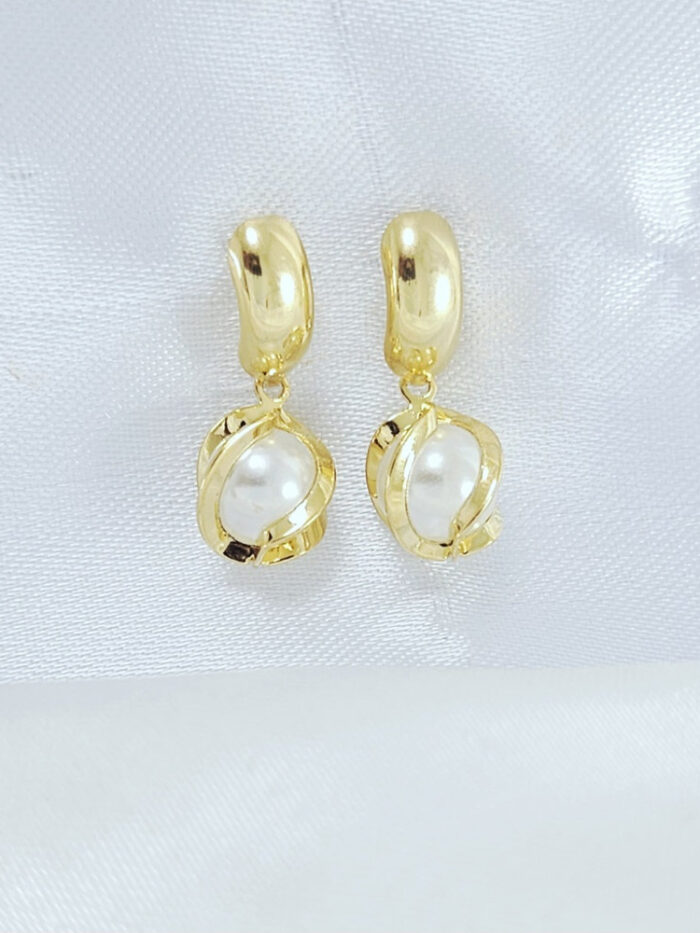 Brinco base liso com pêndulo pérola