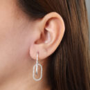 Brinco base prateada com elo vazado cravejado