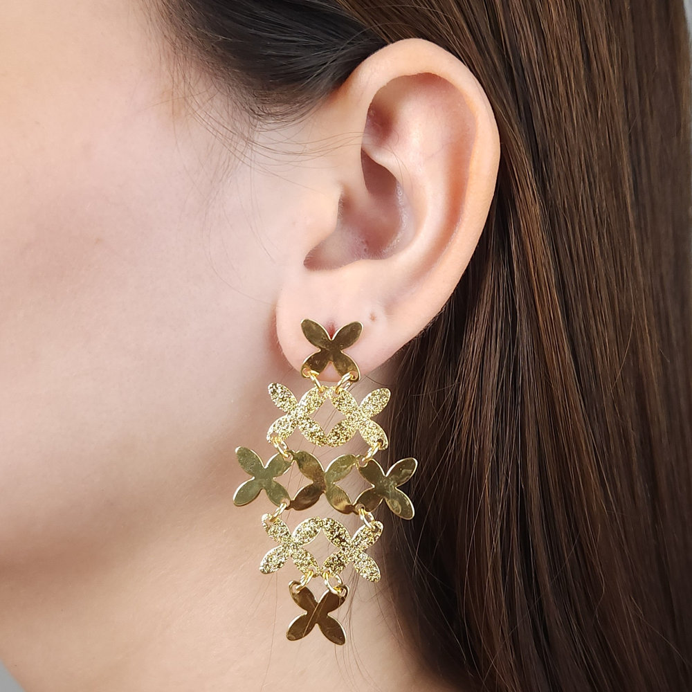 Brinco elos formato de flores liso e fosco