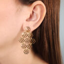 Brinco elos flores vazado dourado