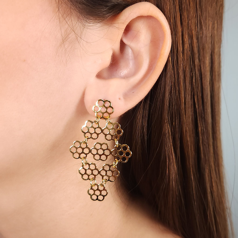 Brinco elos flores vazado dourado