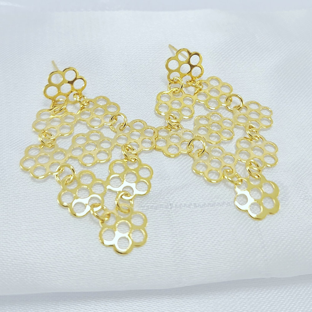Brinco elos flores vazado dourado - Imagem 2