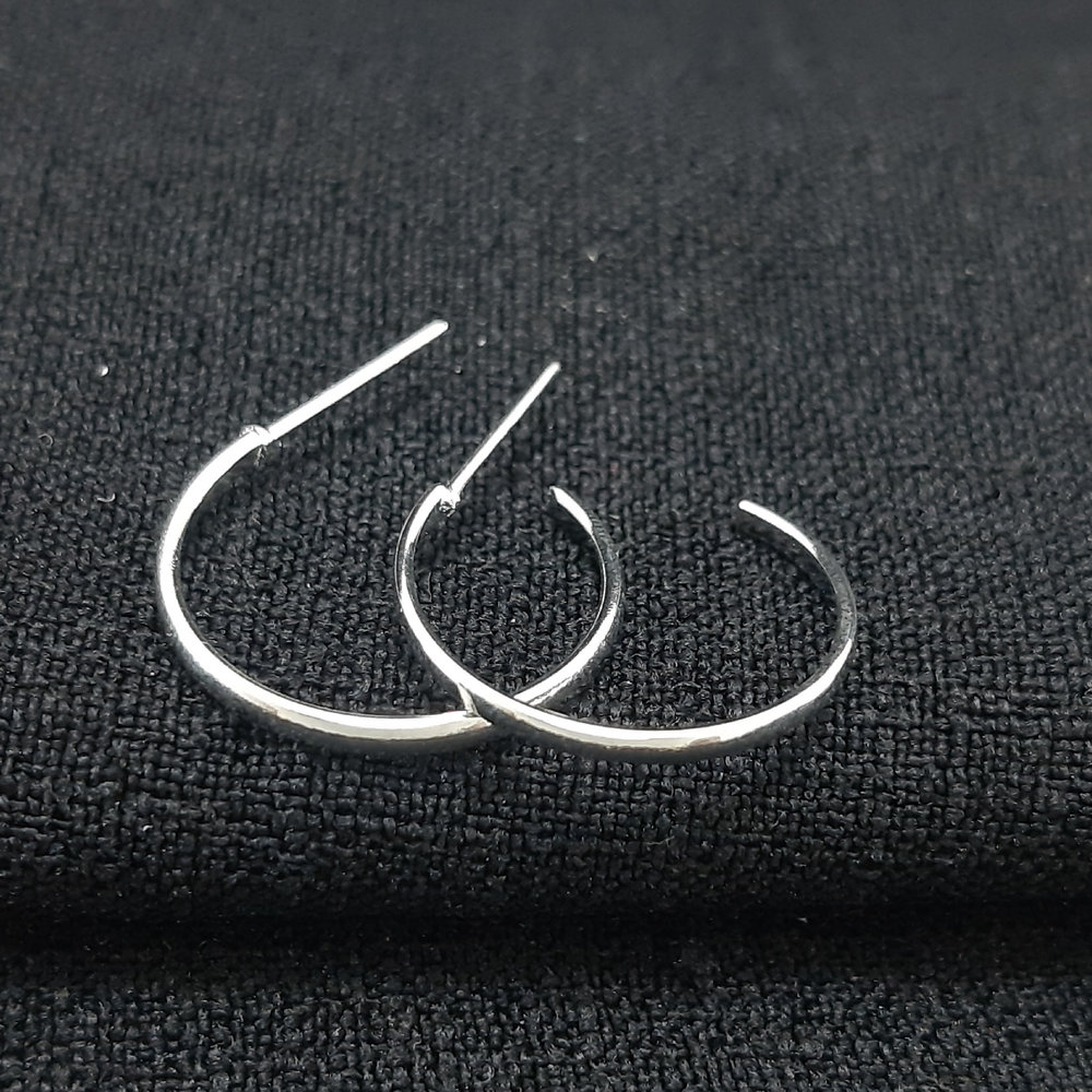 Argola fio liso aberta prateada