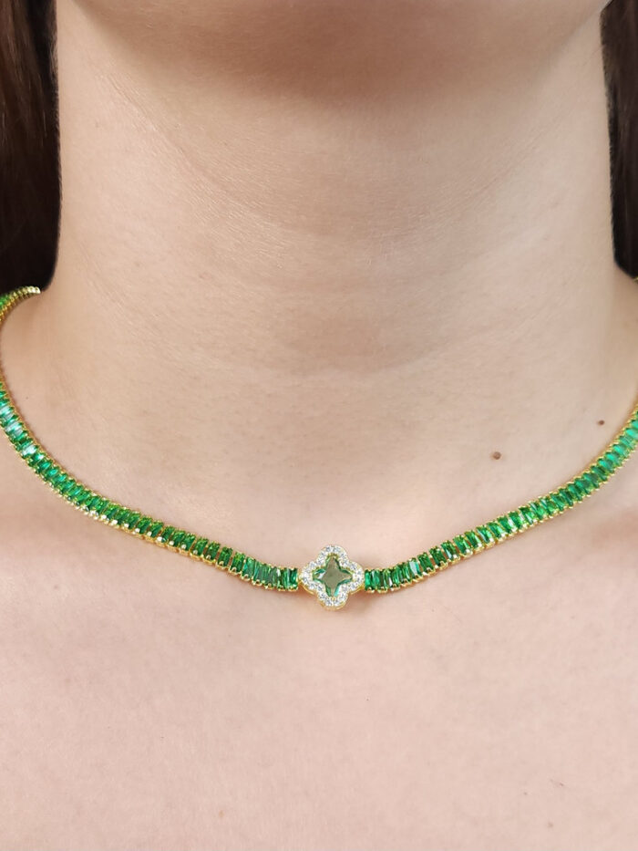 Gargantilha chocker trevo verde detalhe em zircônia ao redor