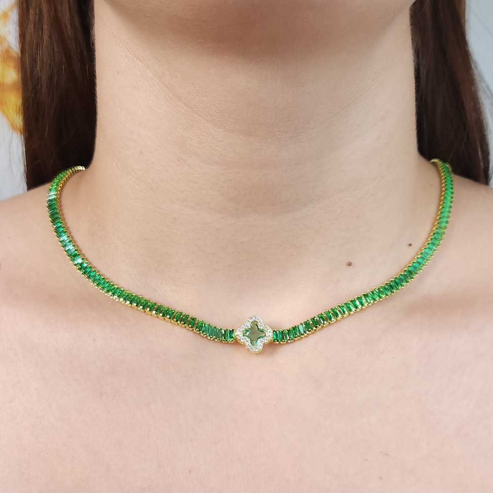 Gargantilha chocker trevo verde detalhe em zircônia ao redor