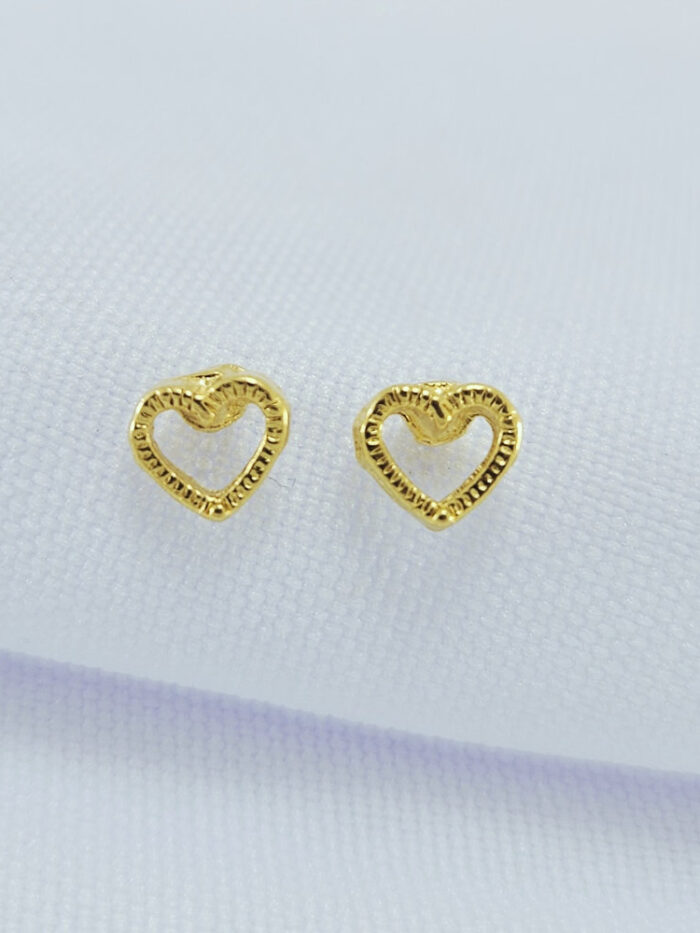 Brinco infantil coração vazado detalhado