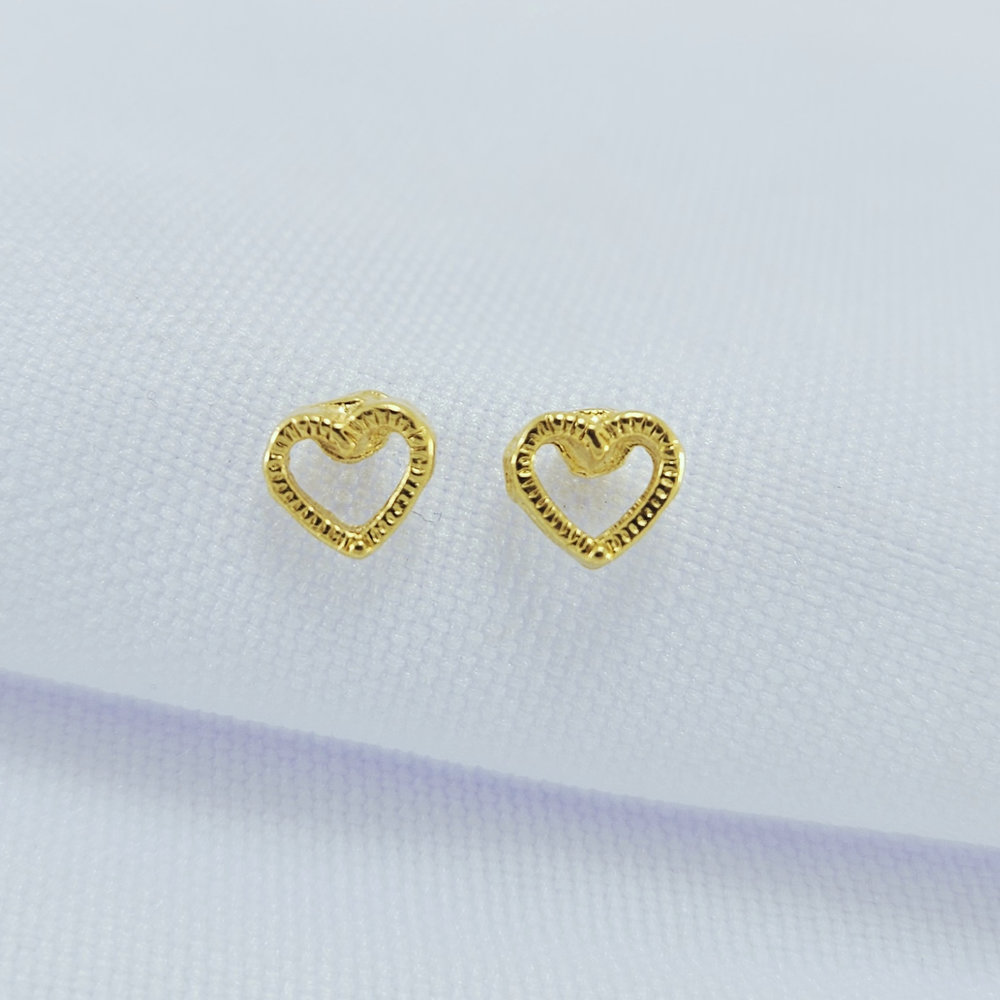 Brinco infantil coração vazado detalhado