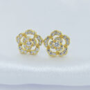 Brinco flor vazada cravejado