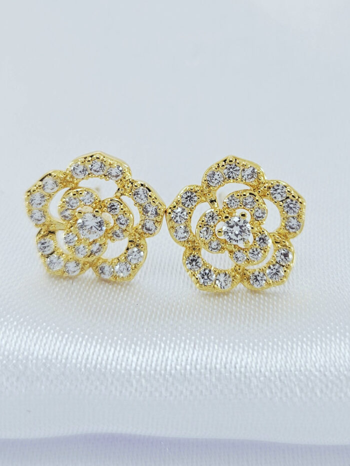 Brinco flor vazada cravejado