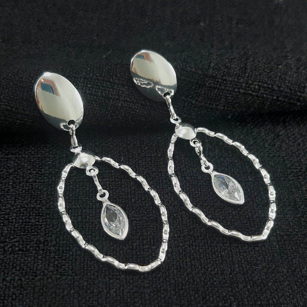 Brinco oval ondulado vazado pêndulo ponto de luz