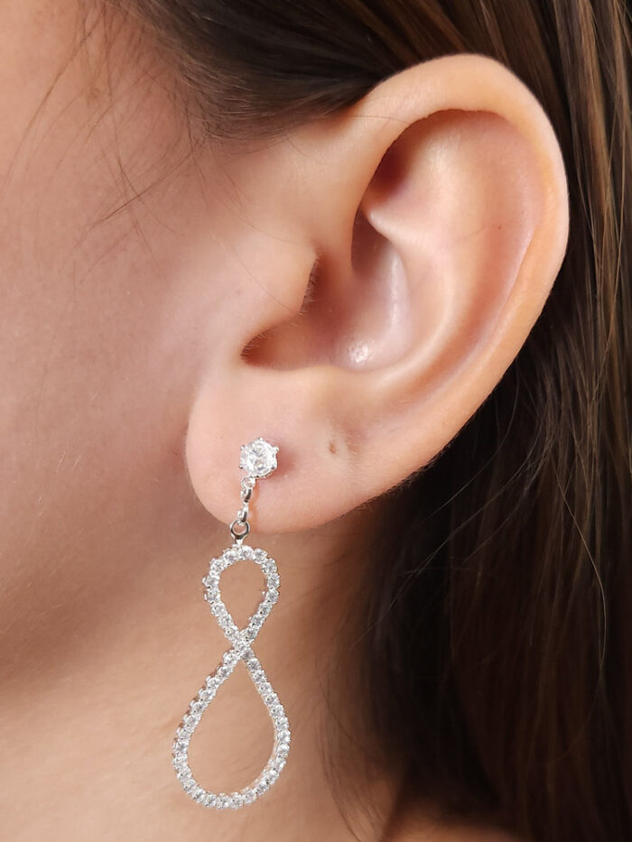 Brinco base pedra cristal com infinito cravejado