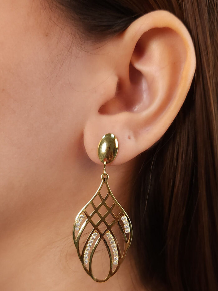 Brinco fios liso vazado com cravejado