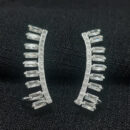 Brinco ear cuff com pedras baguete cristal e fio cravejado