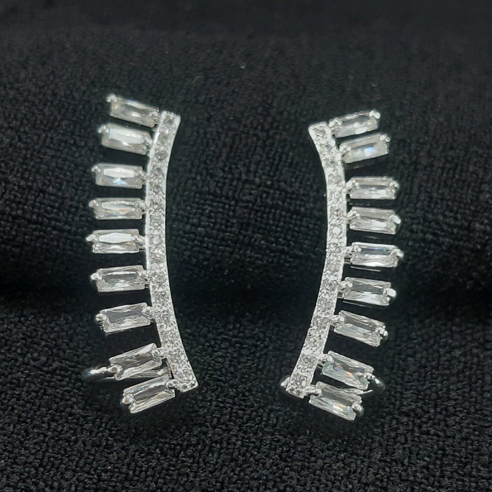 Brinco ear cuff com pedras baguete cristal e fio cravejado