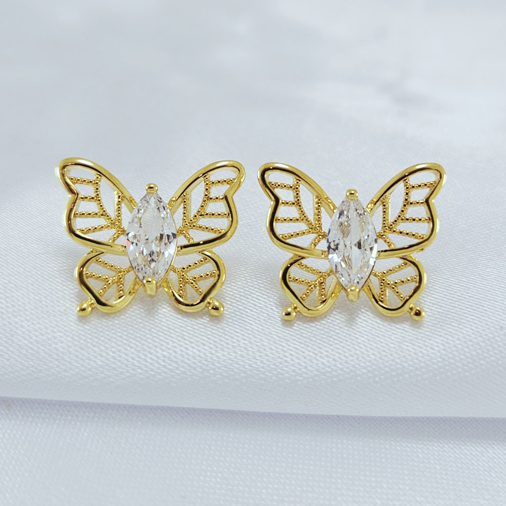Brinco borboleta vazada com pedra cristal
