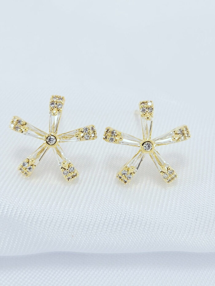 Brinco flor com zircômia