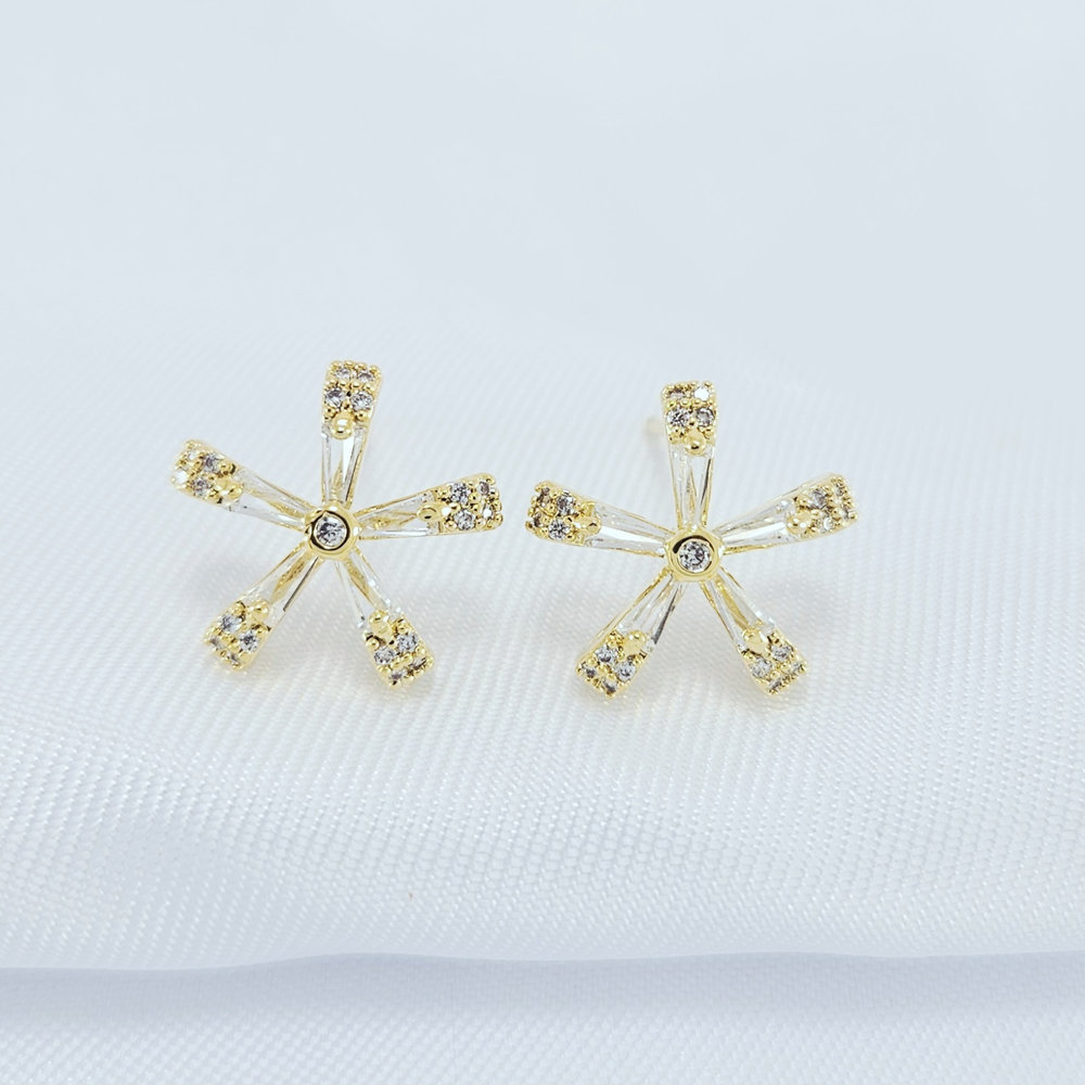 Brinco flor com zircômia