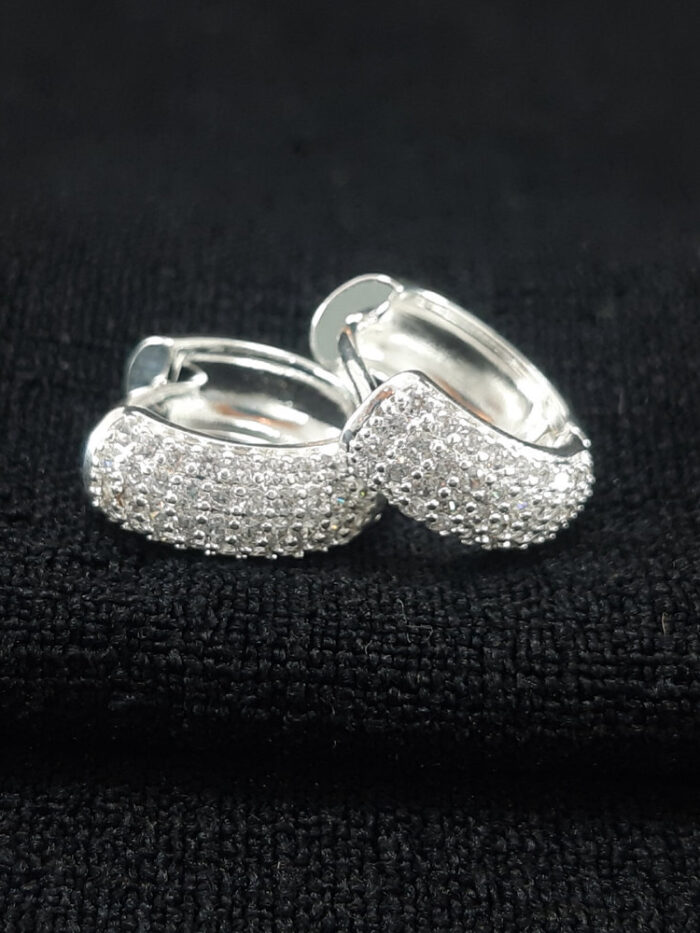 Argola cravejada com cristais