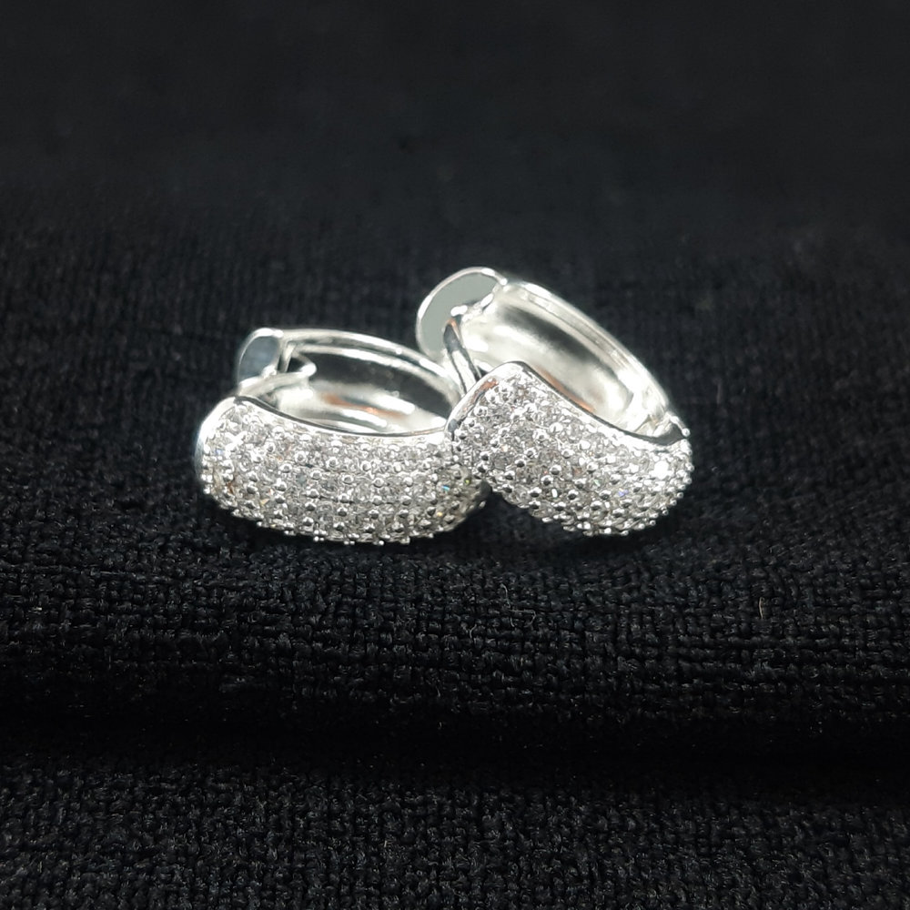 Argola cravejada com cristais