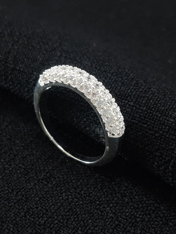 Anel cravejado detalhado