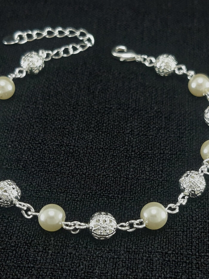 Pulseira bolas pérolas e trabalhado vazado