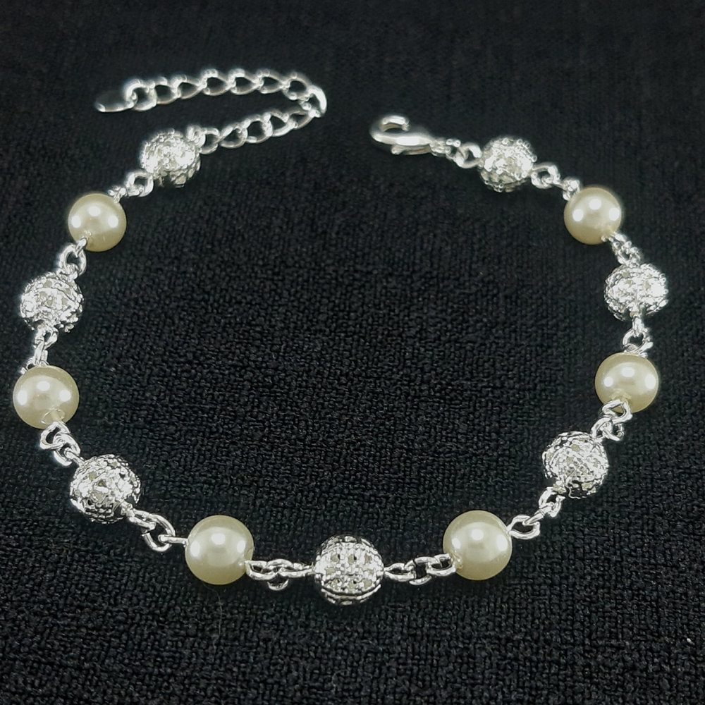 Pulseira bolas pérolas e trabalhado vazado