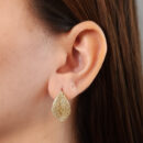 Brinco flor cravejada