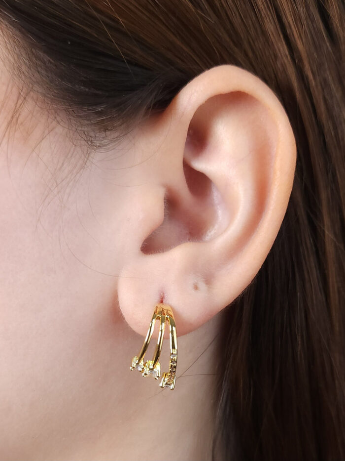 Brinco três fios com pontos de luz