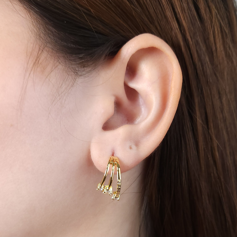 Brinco três fios com pontos de luz