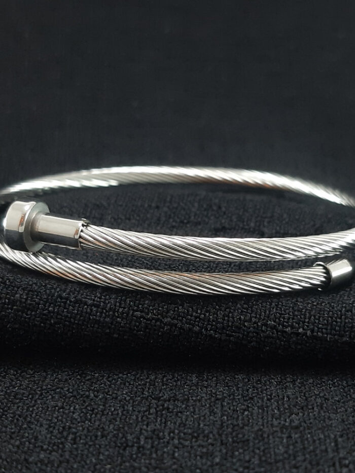 Bracelete prego detalhado