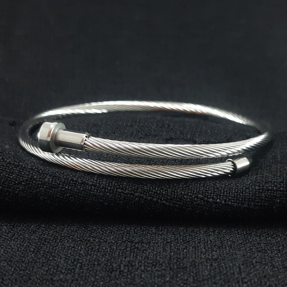 Bracelete prego detalhado