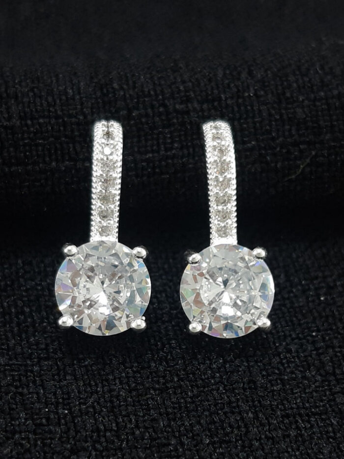 Brinco base cravejada com ponto de luz