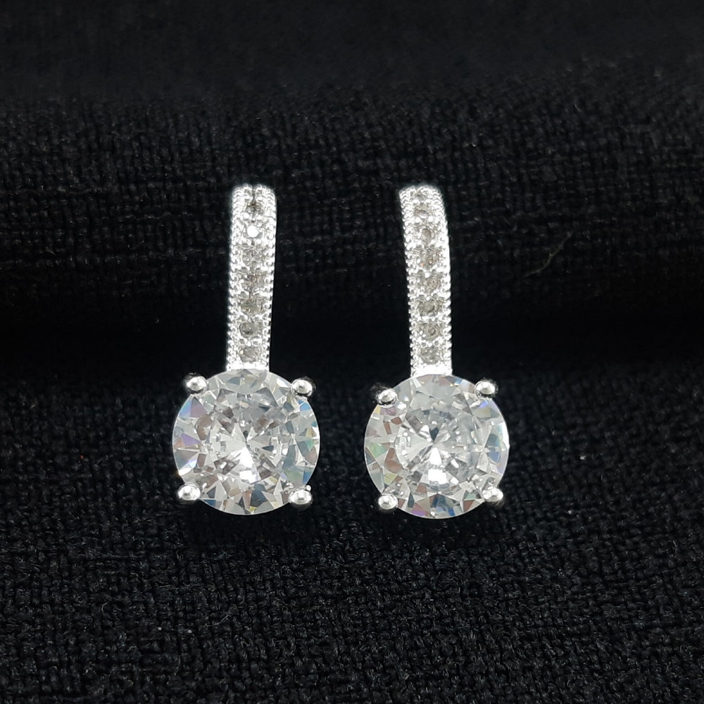 Brinco base cravejada com ponto de luz