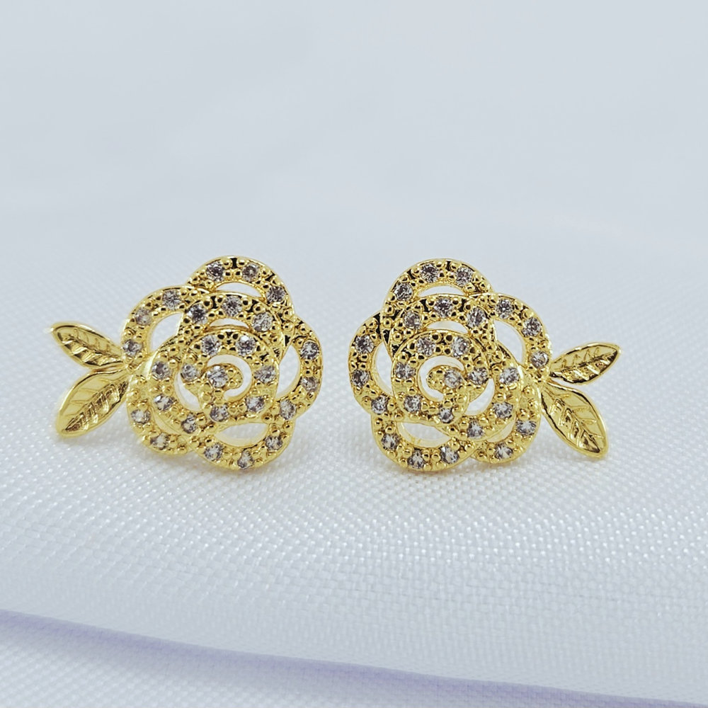 Brinco flor vazado com zircônia