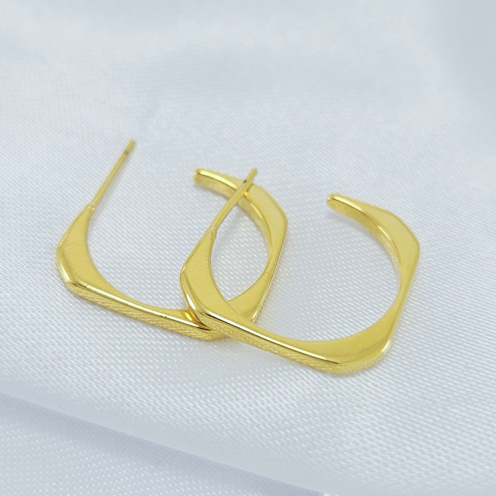 Brinco estilo argola quadrada com fio detalhado