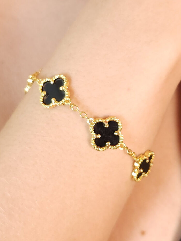 Pulseira trevo detalhado