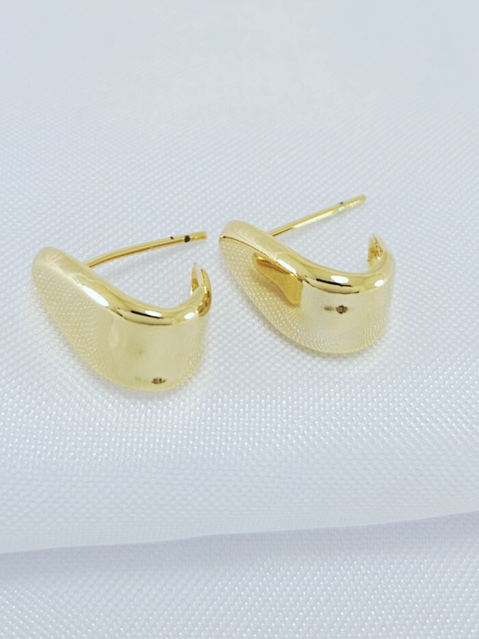 Brinco triangular liso