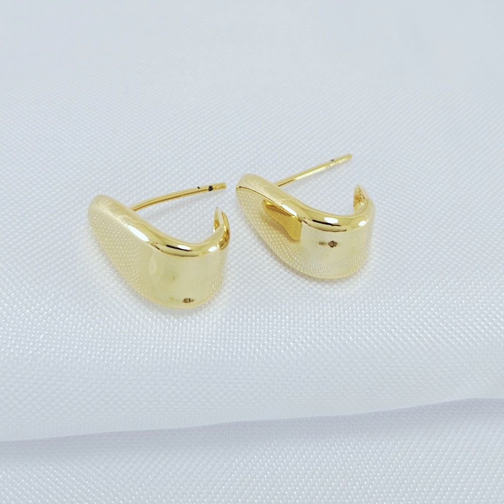 Brinco triangular liso