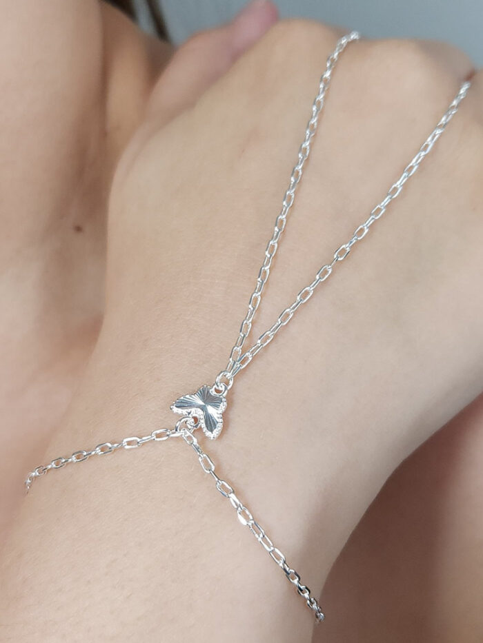 Pulseira de mão com borbolerta borda detalhada