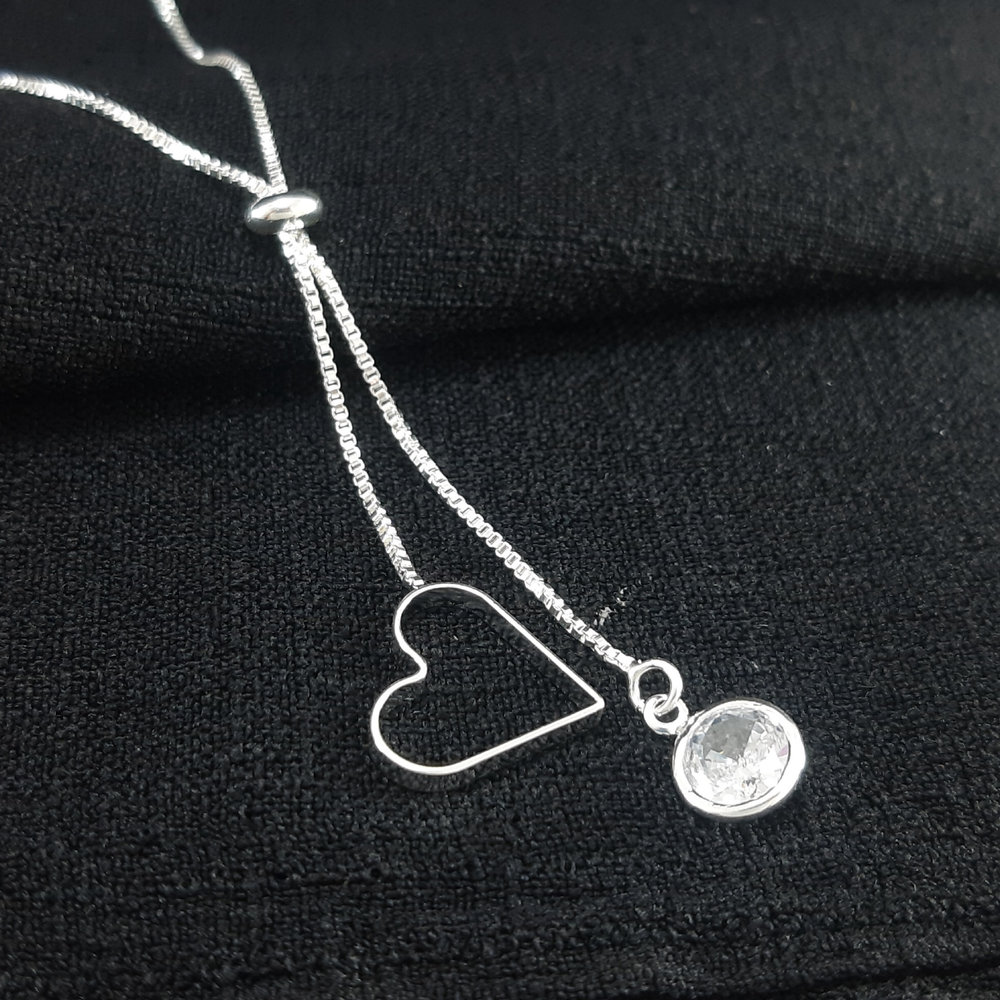 Gravatinha regulável com coração vazado e ponto de luz