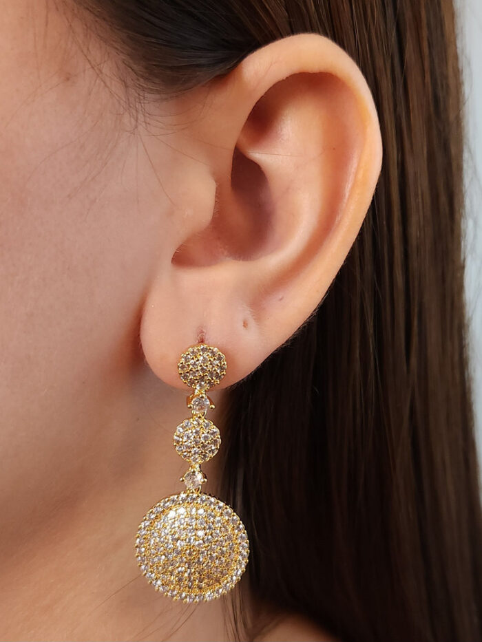 Brinco modelo redondo cravejado