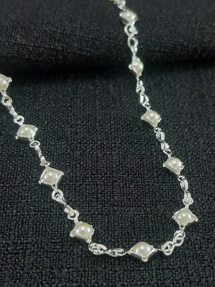 Gargantilha chocker estilo losango com pérola