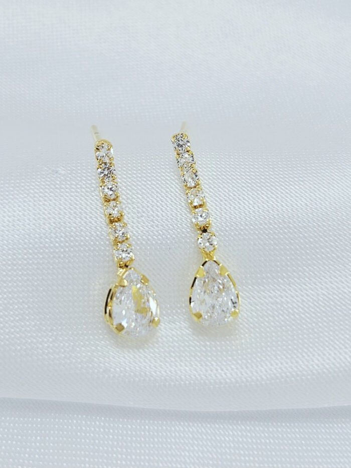 Brinco fio cravejado com cristal gota