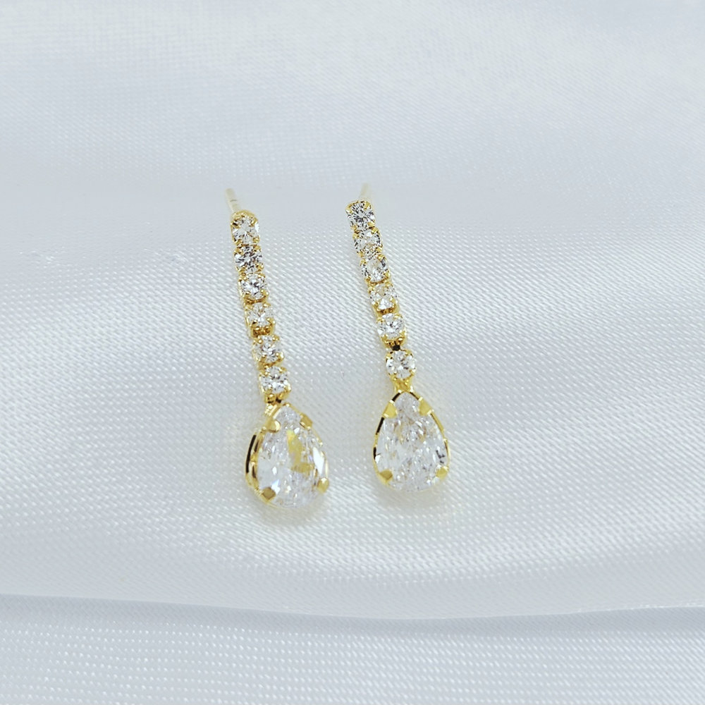 Brinco fio cravejado com cristal gota