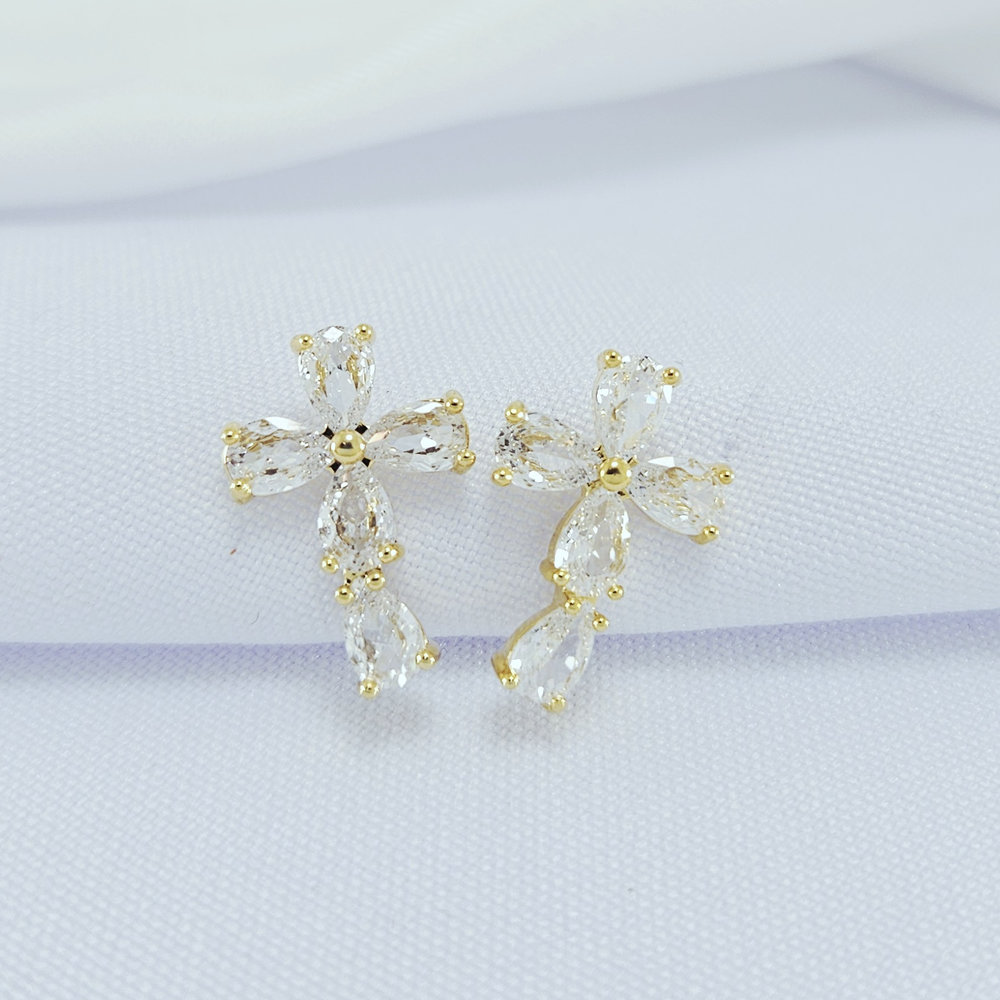 Brinco cruz com zircônia