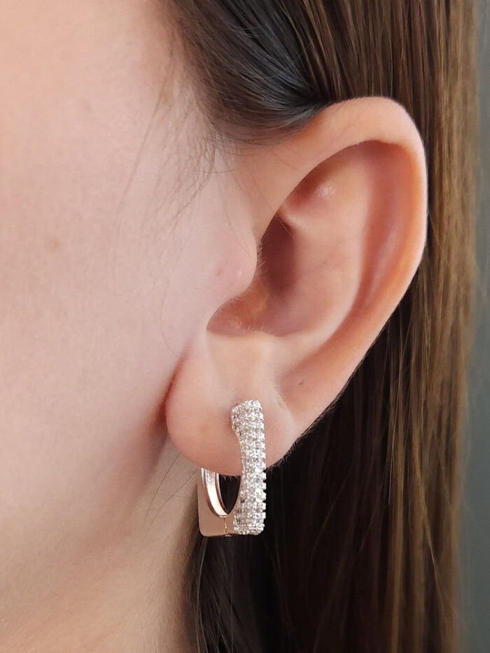 Brinco quadrado cravejado e liso