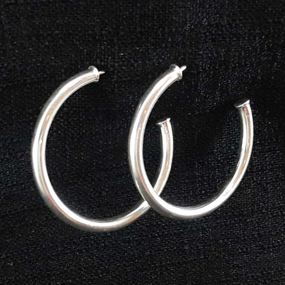 Brinco argola fio liso aberta