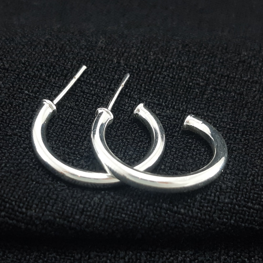 Brinco argola aberta tubo liso